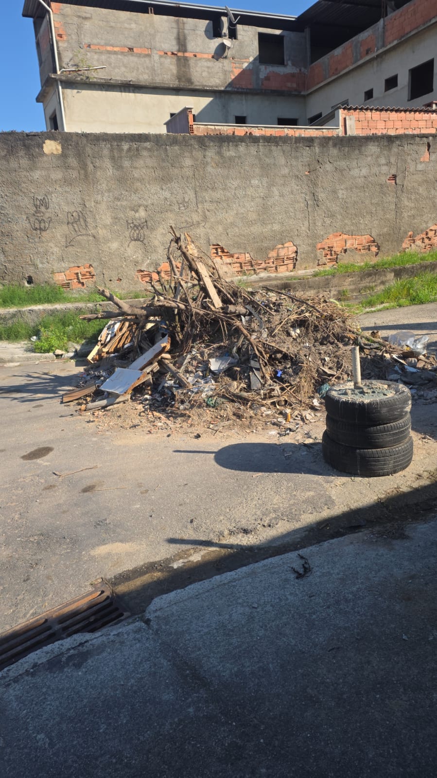 Com informações do Disque Denúncia, militares do 7º BPM retiram 80 toneladas de barricadas em São Gonçalo